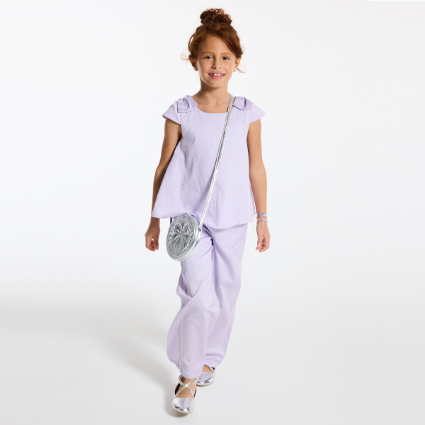 بلوزة موحدة مزينة بربطة، باللون الأرجواني للفتيات الصغيرة.